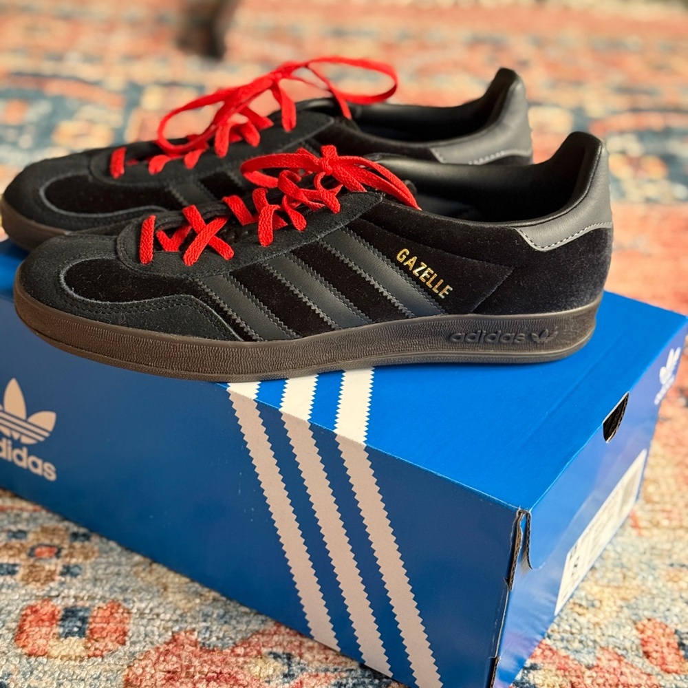 Adidas indoor gazelle velvet black sneakers size 8 women’s